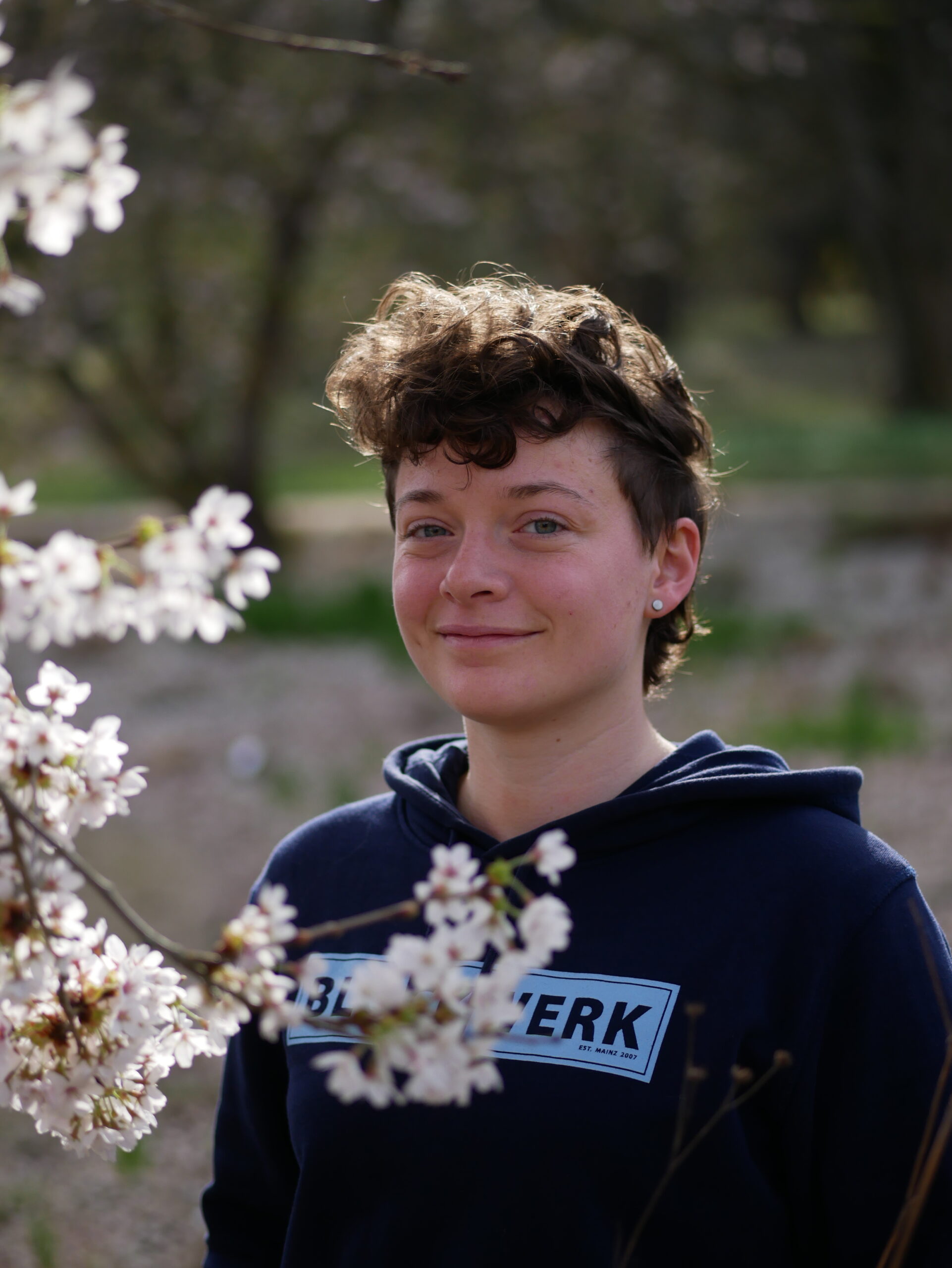A Random Walk Approach to Broadcasting on Random Recursive Trees